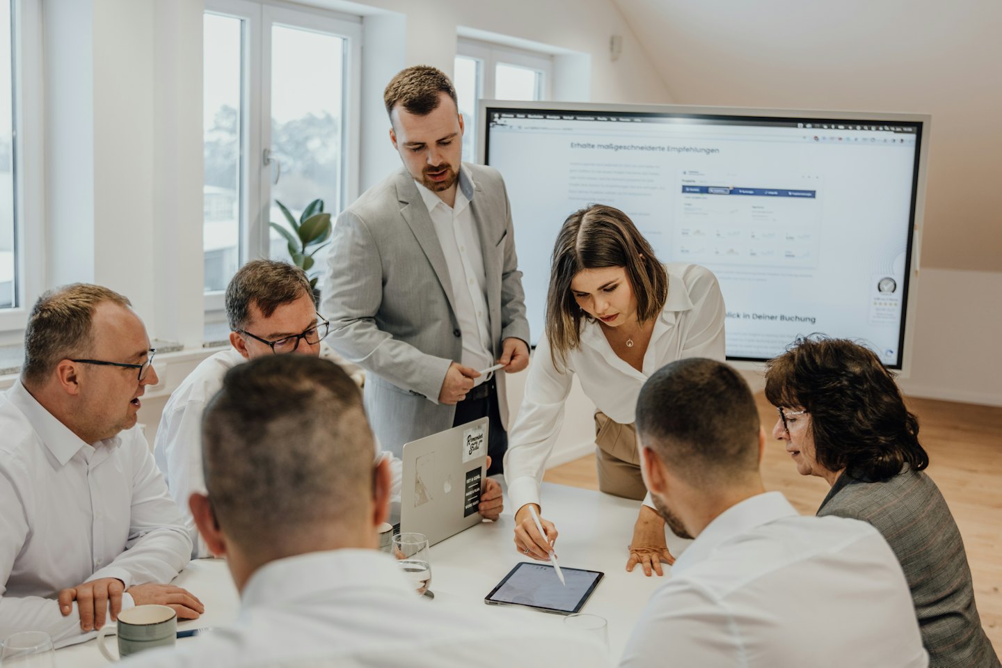 Professionisti collaborano a un progetto digitale in un ufficio moderno.